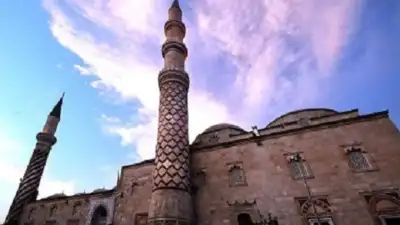 Üç Şerefeli Cami spiral desenli minaresi detay