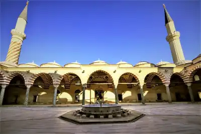 Üç Şerefeli Cami iç mekan kubbe ve pencereler