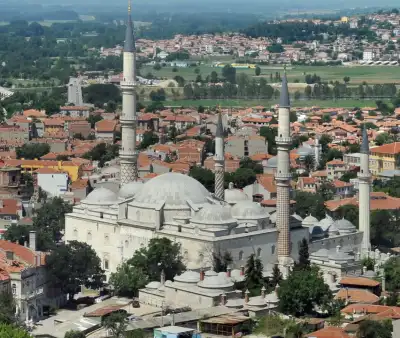 Üç Şerefeli Cami havadan görünüşü şehir ortasında