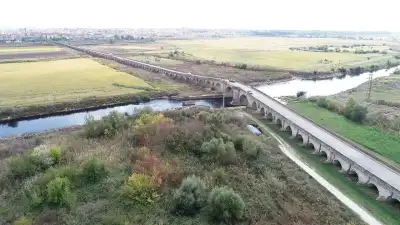 Uzunköprü'deki eski köprünün su yansımasıyla görünümü