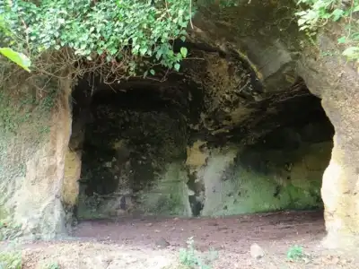 Acısu Kaya Kilisesi koyu yeşil mağara iç kısmı