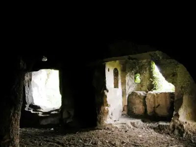 Acısu Kaya Kilisesi içinden pencereler ve doğal ışık