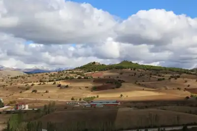 Alucra İkiztepe Tümülüsü dağlı bölge ve tarımsal arazi görünümü