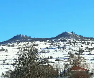 Alucra İkiztepe Tümülüsü kış mevsiminde kar örtüsü ve tepeler