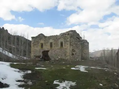 Alucra Kamışlı Köyü Kilisesi kış mevsiminde yapı detayı