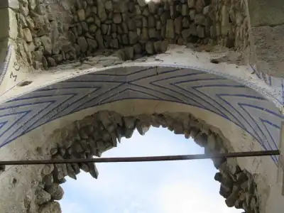 Alucra Kamışlı Köyü Kilisesi kemerli kapı mimarı detayı