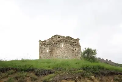 Alucra Kamışlı Köyü Kilisesi cephe görünüşü yeşil çevre