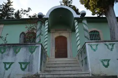 Boztekke Köyü Şeyh Keramettin Türbesi minareli ön cephe