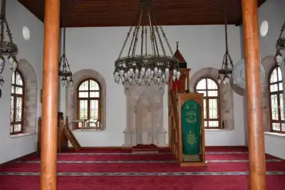 Bulancak Şeyh Ali Ağa Camii iç mekanında ahşap sütunlar ve avize