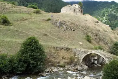 Çakrak Kilisesi ve Köprüsü orman manzarası şelalesi