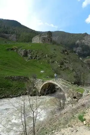 Çakrak Kilisesi ve Köprüsü dağlık bölgede taş kemer