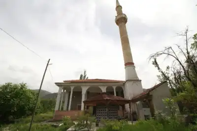 Çamoluk Bektaşbey Cami minare ve dış cephe görünümü