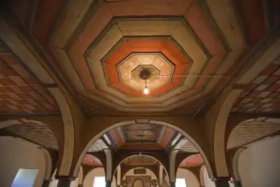 Çamoluk Bektaşbey Cami iç mekan çokgen tavan yapısı