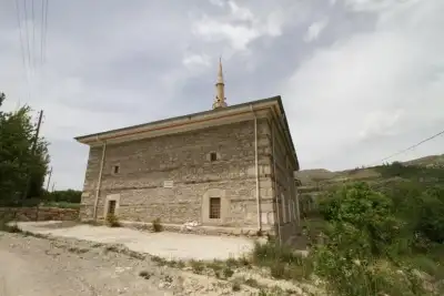 Çamoluk Bektaşbey Cami taş yapı dış mimarisi