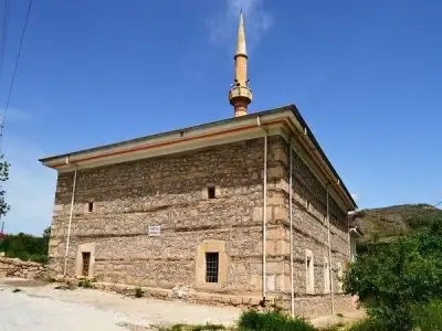 Çamoluk Bektaşbey Cami minare ile taş binası