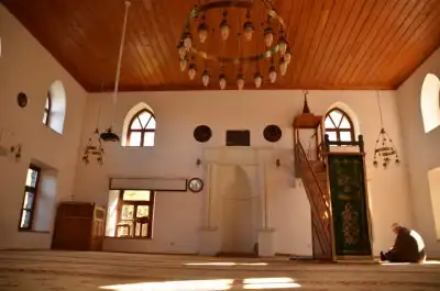 Çekek Cami namaz alanı ve mihrap detayı