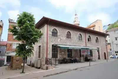 Cinarlar Cami exterior view with green tree and minaret