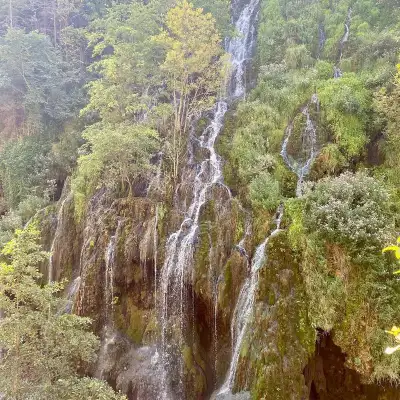 Dereli Kuzalan Şelalesi geniş çok şeritli su perdesi