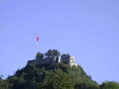 Espiye Andoz Kalesi deniz manzarasıyla kale yapısı