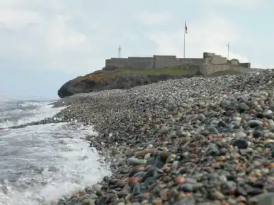 Eynesil Kalesi sahil manzarası çakıl plajı