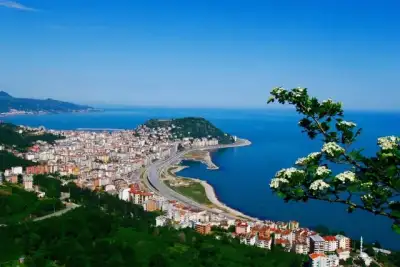 Gedikkaya'yı çevreleyen deniz kıyısı ve şehir görünümü