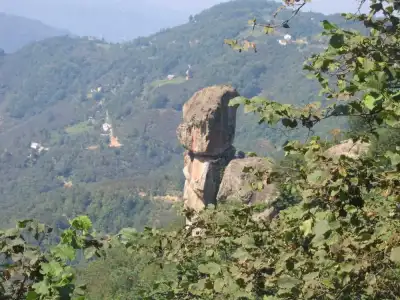 Gelin Kayası yeşil ormanlarla çevrili dağ manzarası