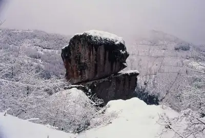 Gelin Kayası kış mevsiminde kar örtüsü altında
