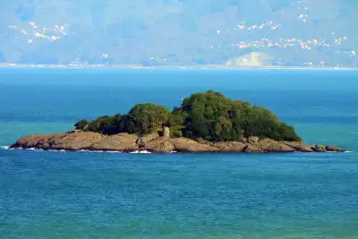 Giresun Adası denizde yeşil ormanla kaplı
