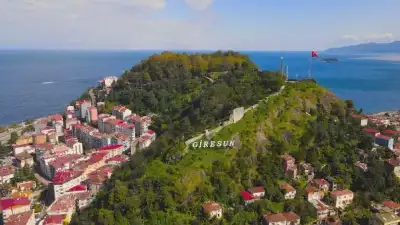 Giresun Kalesi şehir ve orman alanları kuşbakışı