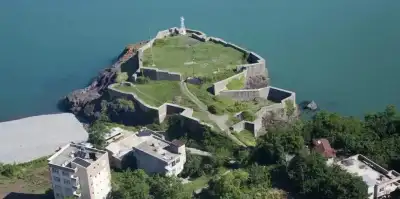 Giresun Kalesi göl üzerinde stratejik konumu