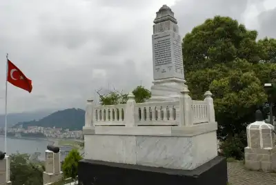 Giresun Kalesi taş yollar ve antik duvarlar