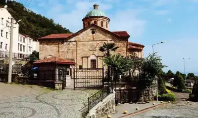 Giresun Müzesi Gogora Kilisesi yeşil avlu ve cephe görünümü