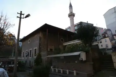 Hacı Hüseyin Cami ve Çeşmesi minaresi modern binalar arasında