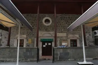 Hacı Hüseyin Cami ve Çeşmesi iç mekan mihrap ve avizeler