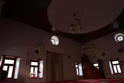 Hacı Hüseyin Cami ve Çeşmesi sokak görünümü minare detayı