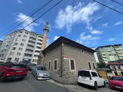 Hacı Hüseyin Cami ve Çeşmesi iç mekan kırmızı halı döşeme
