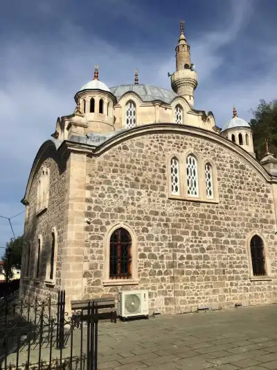 Kale Camii kubbe ve pencereler açık gökyüzü altında