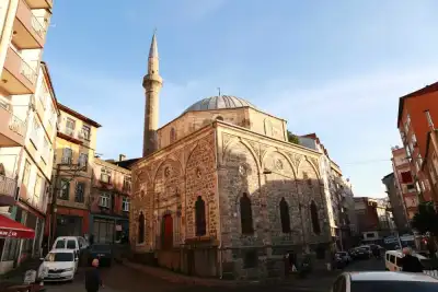 Kale Camii sokak cephesi kırmızı kapı ve minare