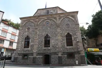Kale Camii taş duvarlı ön cephesi gündüz görünümü