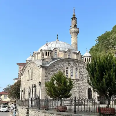 Kale Camii beyaz iç mekan avize ve mihrap detayı