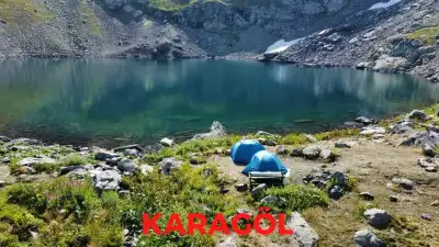 Karagöl Yaylaları'ndaki karlı dağlar ve alpine göl manzarası