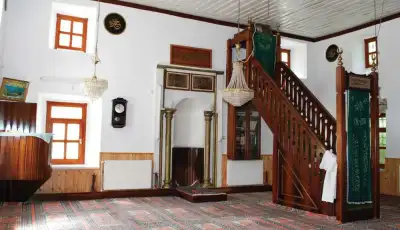 Keşap Güneyköy Camii iç mekan ahşap merdiven detayı