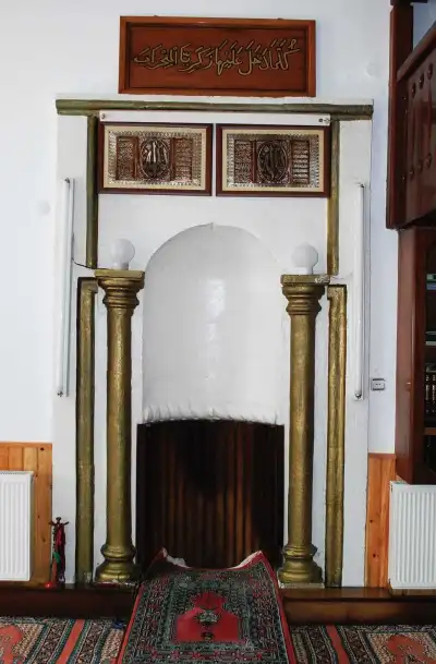 Keşap Güneyköy Camii mihrap bölümü altın sütunlar