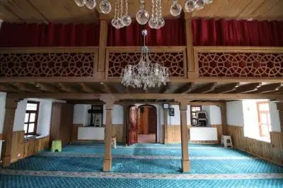 Keşap Güneyköy Camii bahçe alan orman ortamı