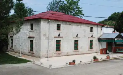 Keşap Güneyköy Camii kırmızı çatılı taş yapısı
