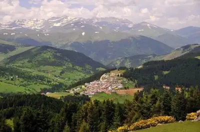 Kümbet Yaylası dağ köyü ve karla kaplı zirveler
