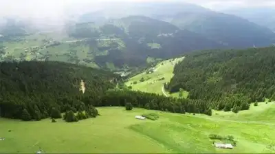 Kümbet Yaylası ormanlı vadi ve yeşil yamaçlar
