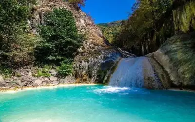 Mavi Göl (Kuzalan Tabiat Parkı) turkuaz su havuzu ve kanyon