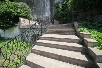 Meryem Ana Kaya Kilise'nin iç odası doğal ışık ile aydınlanmış