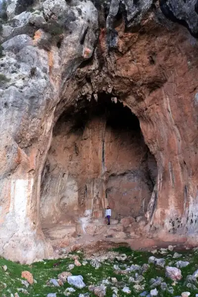 Meryem Ana Kaya Kilise tam giriş cephesi kaya overhangı altında